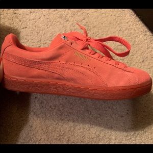 Suede Salmon colored Puma’s, disco if bundled!!